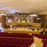 Oggi per� la sala da concerti ci appare in tutta la sua grandiosit�, con i suoi tremila metri quadri di superficie...